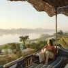 una mujer turista disfrutando de su viaje a Egipto