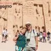 una coppia davanti al tempio, viaggio organizzato in egitto