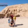 una famiglia davanti al tempio, offerta egitto agosto