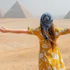 una donna davanti alle piramide, offerte egitto pasqua