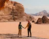 una coppia a wadi rum , tour giordania da amman 