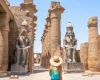 una donna al tempio di karnak , capodanno egitto offerte