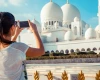 Mulher na Grande Mesquita Sheikh Zayed, Pacote Turístico para Dubai no Fim do Ano