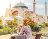 Una mujer a lado de la Santa Sofía