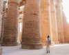 Mujer caminando en el antiguo templo egipcio de Luxor
