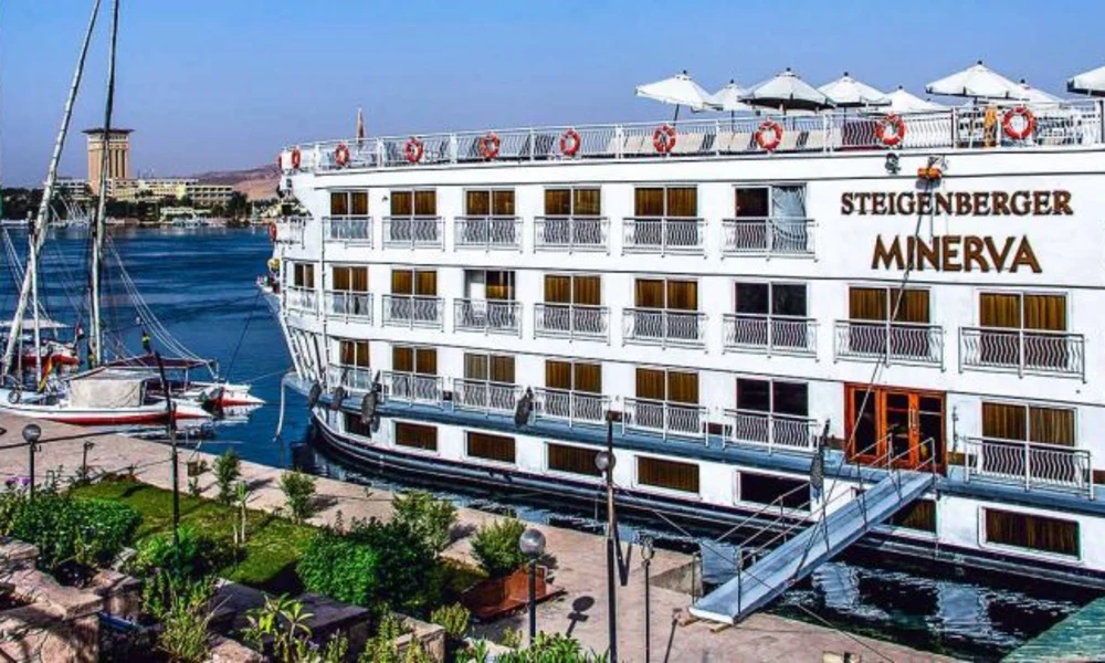 Die Steigenberger Minerva am Nilufer mit Gangway und Palmen am Ufer