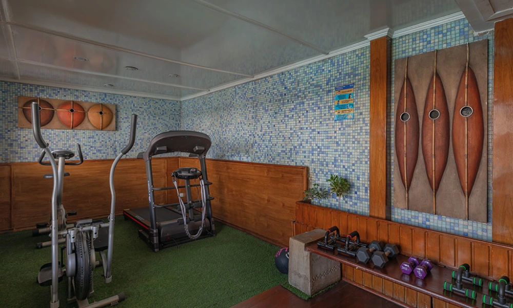 Fitnessraum mit Trainingsgeräten auf der MS Salacia