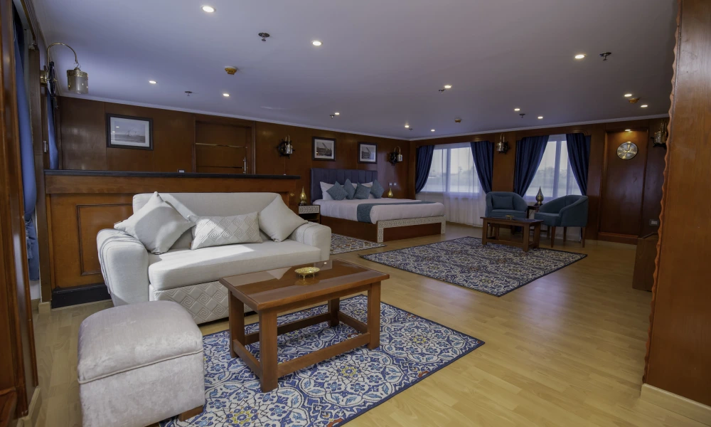 Royalsuite der Dahabeya Queen Isis mit Sofa, Sitzecke und Doppelbett