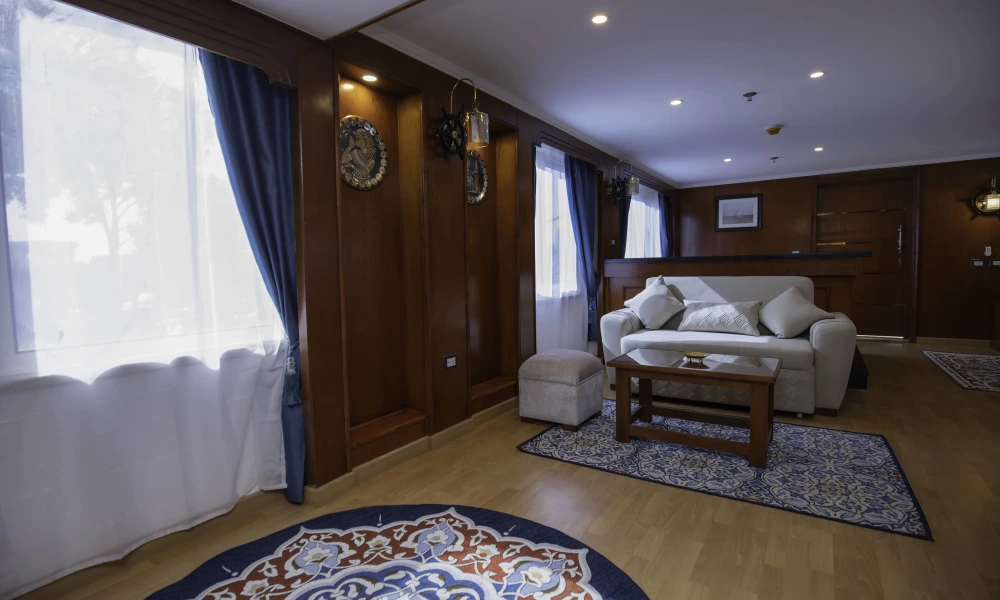 Sitzecke der Royalsuite auf der Dahabeya Queen Isis mit Sofa und Nilblick