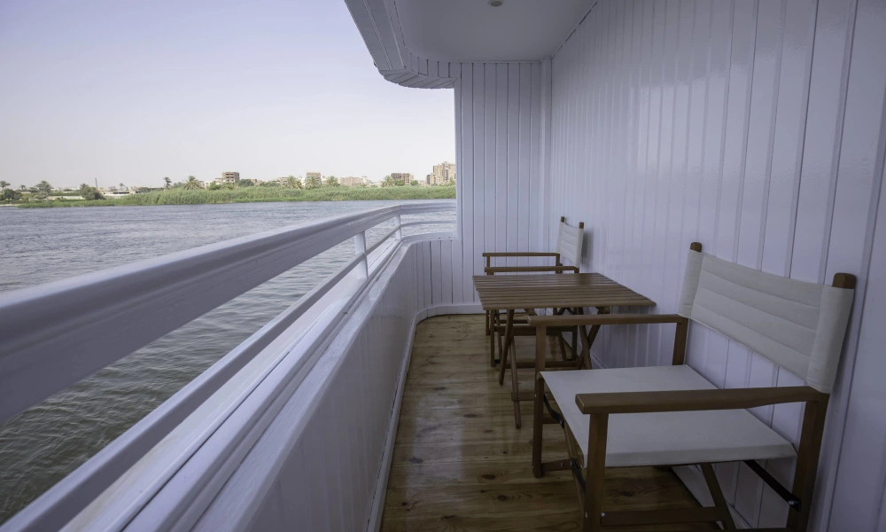 Privater Balkon einer Suite auf der Dahabeya Queen Isis mit Blick auf den Nil