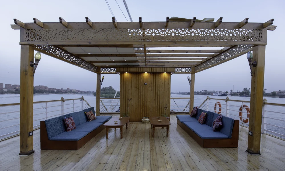 Orientalische Sitzecke unter der Pergola auf dem Sonnendeck der Dahabeya Queen Isis