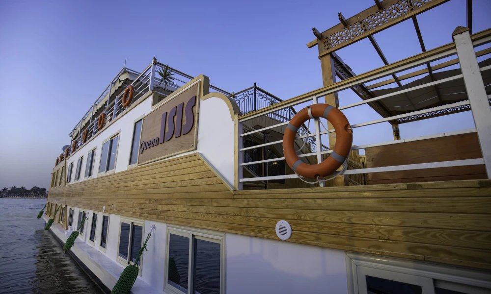 Dahabeya Queen Isis am Nilufer, Außenansicht mit Holzverkleidung und Sonnendeck