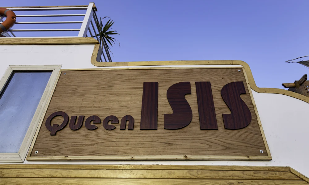 Namensschild der Dahabeya Queen Isis am Aufbau des Segelboots