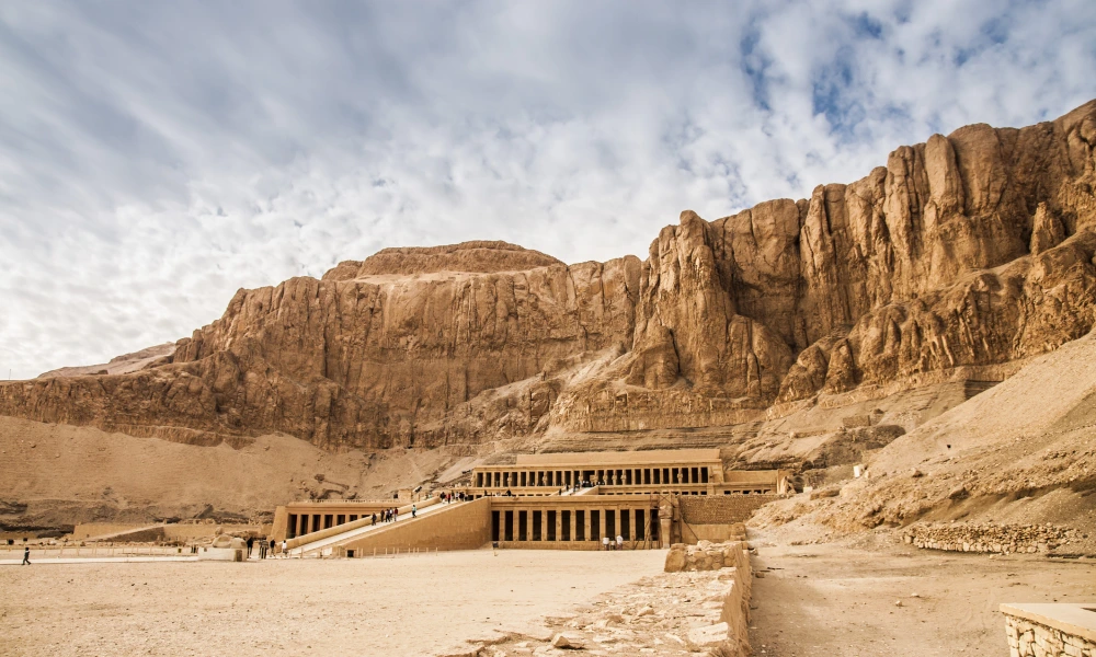 Der Totentempel der Hatschepsut vor der Felswand von Deir el-Bahari bei Luxor