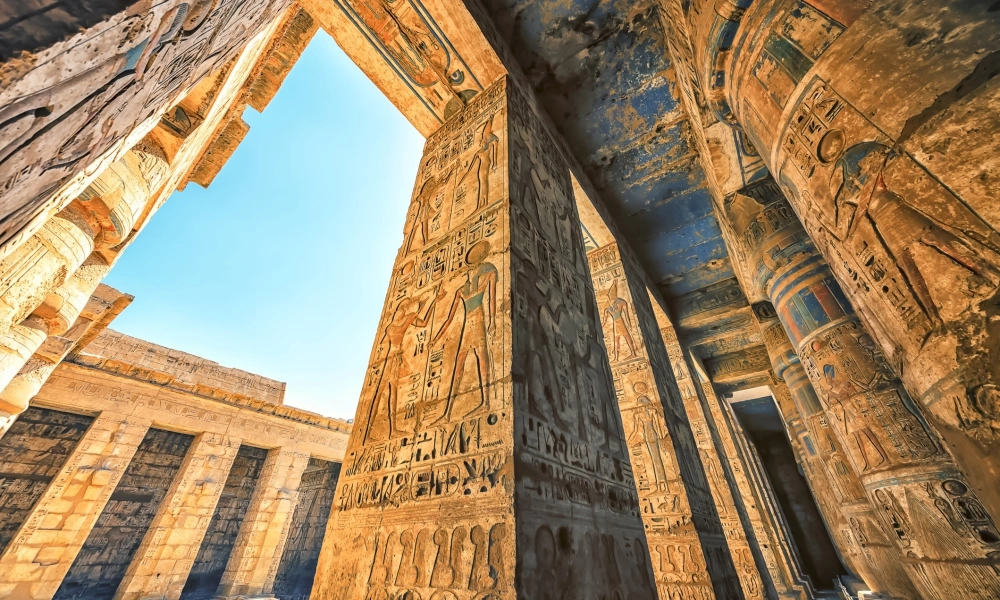 Bemalte Säulen und Reliefs im Tempel von Medinet Habu bei Luxor