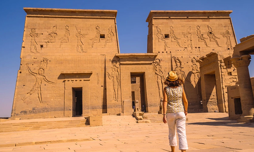 Reisende vor dem Pylon des Philae-Tempels bei Assuan