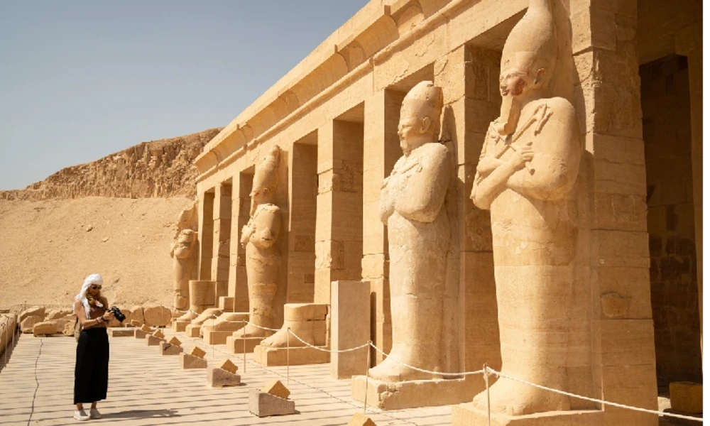 Reihe von Osiris-Statuen an der oberen Terrasse des Hatschepsut-Tempels in Luxor