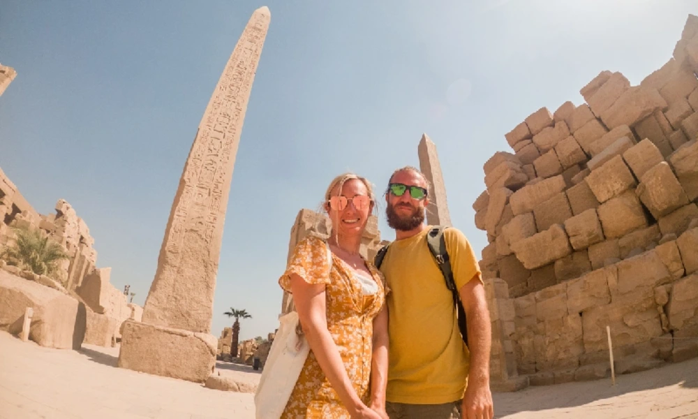 Reisende vor dem Obelisken im Karnak-Tempel in Luxor