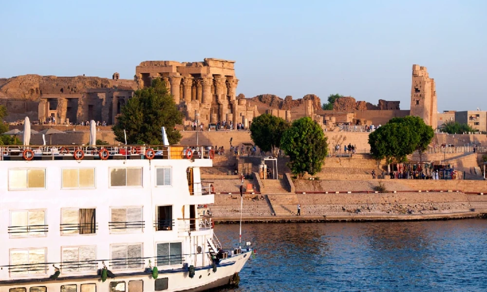 Nilkreuzfahrtschiff am Ufer vor dem Doppeltempel von Kom Ombo