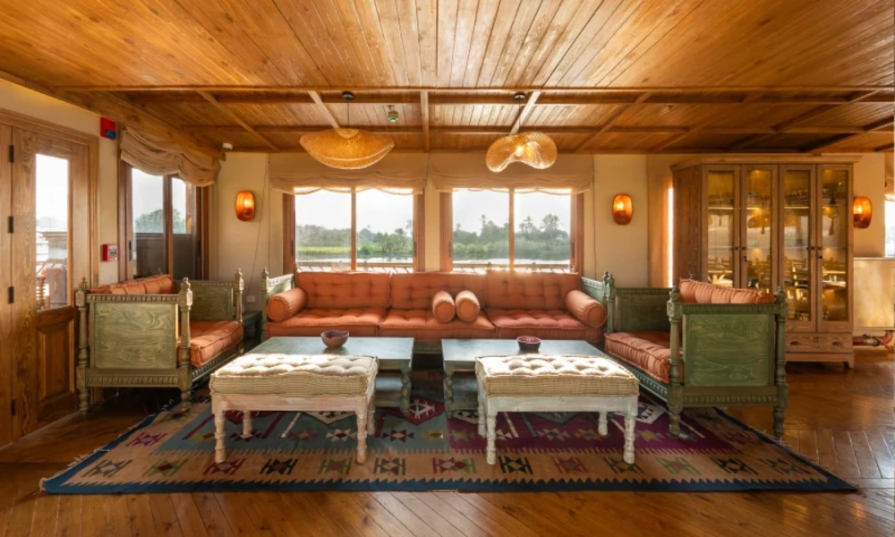 Lounge mit traditionellen Möbeln und großen Fenstern auf der Nonia Dahabiyya