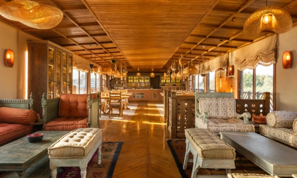 Elegante Lounge mit Restaurantbereich auf der Nonia Dahabiyya