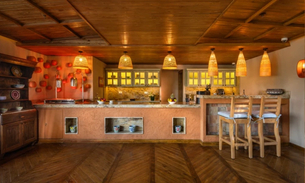 Barbereich mit Holzinterieur an Bord der Nofret Dahabiyya