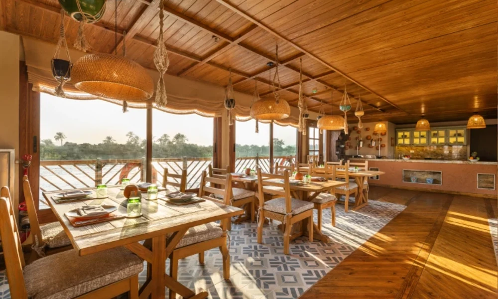 Restaurant mit großen Fenstern und Nilblick auf der Nofret Dahabiyya