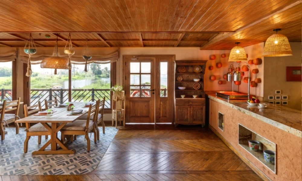 Essbereich und Bar mit traditionellem Holzdesign auf der Nofret Dahabiyya
