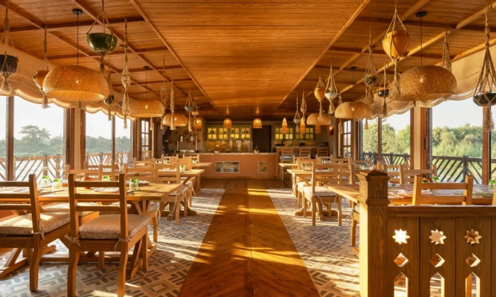Geräumiges Restaurant mit Holzinterieur an Bord der Nofret Dahabiyya