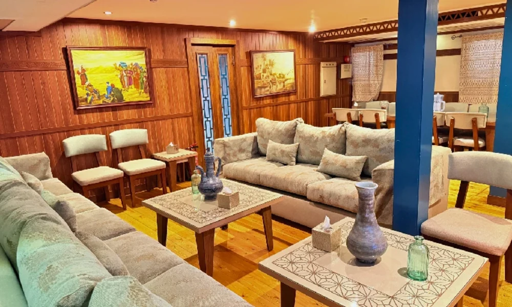 Lounge mit Sofas und traditioneller Einrichtung auf der Nuut & Nuun Dahabiyya