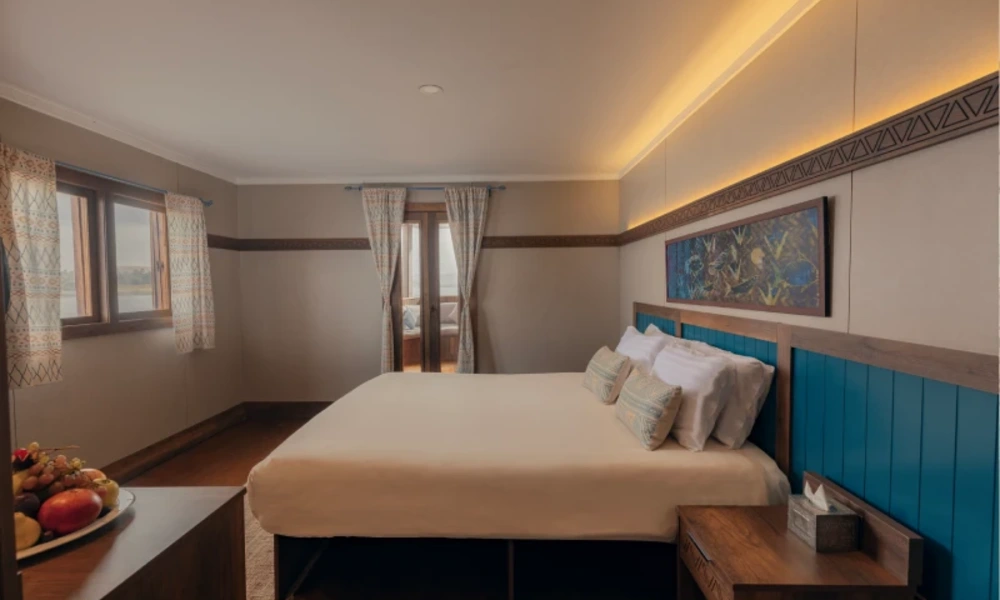 Doppelkabine mit großem Bett und traditionellem Design an Bord der Nuun & Nuut Dahabiyya