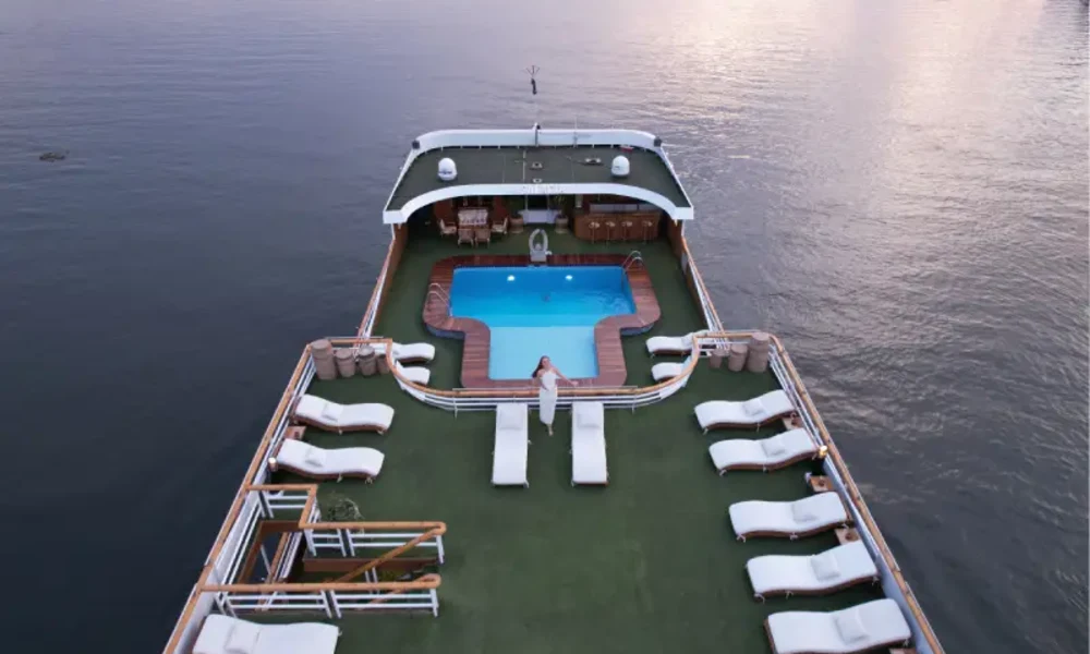 Sonnendeck mit Pool und Liegestühlen auf der MS Salacia