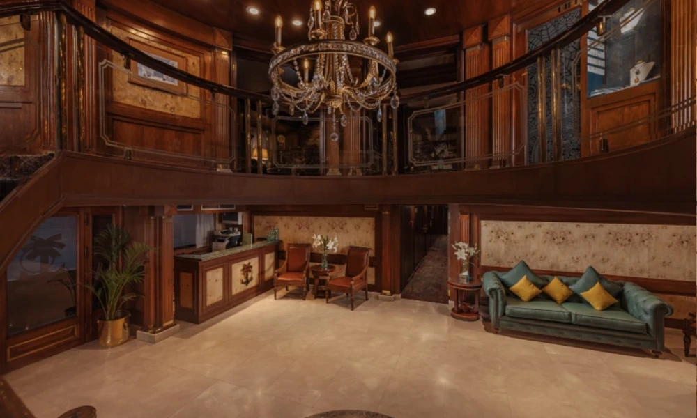 Eleganter Lobby- und Rezeptionsbereich der MS Salacia