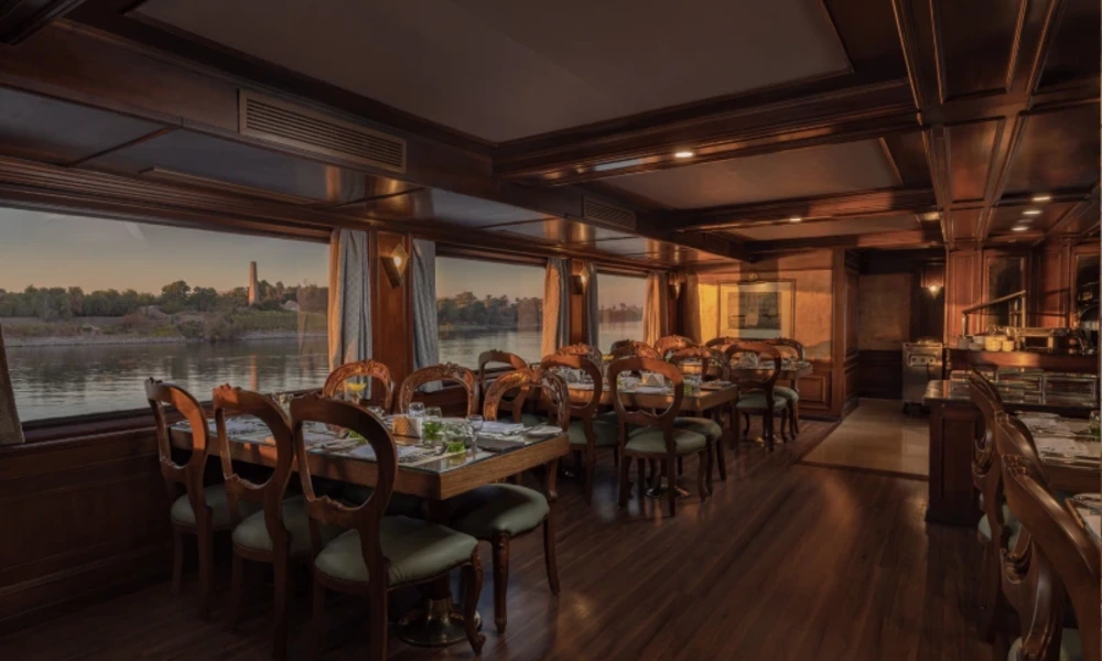 Restaurant mit Nilblick an Bord der MS Salacia