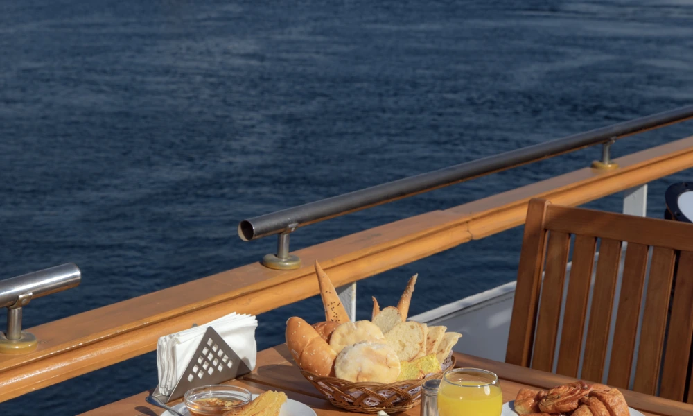 Frühstück auf der Sahara Terrace der MS Salacia mit Blick auf den Nil