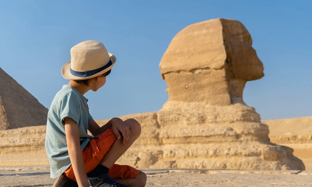 Junge betrachtet die Große Sphinx von Gizeh