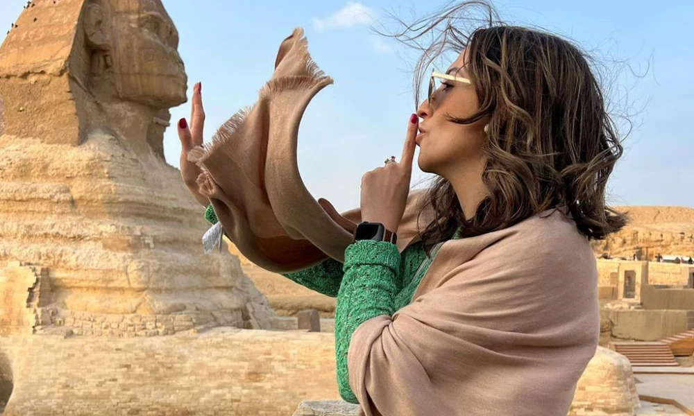 Frau mit „Pst"-Geste vor der Großen Sphinx von Gizeh