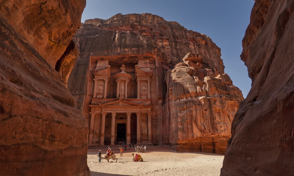 Blick durch den Siq auf das Schatzhaus Al Khazneh in Petra