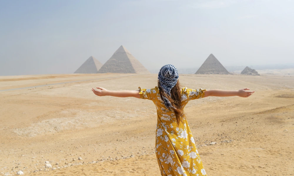 Besucherin vor den Pyramiden von Gizeh