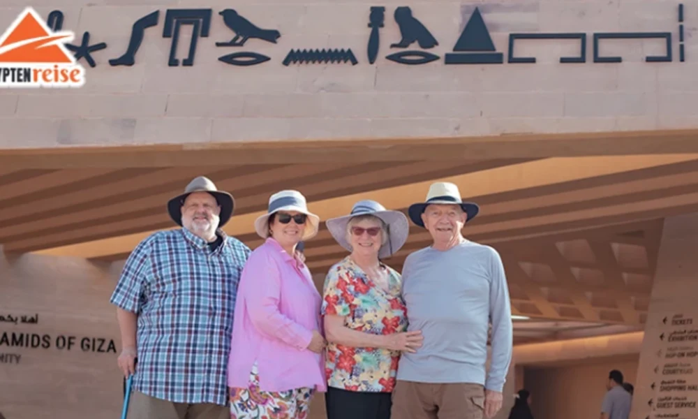Reisegruppe vor dem Eingang des Grand Egyptian Museum in Gizeh