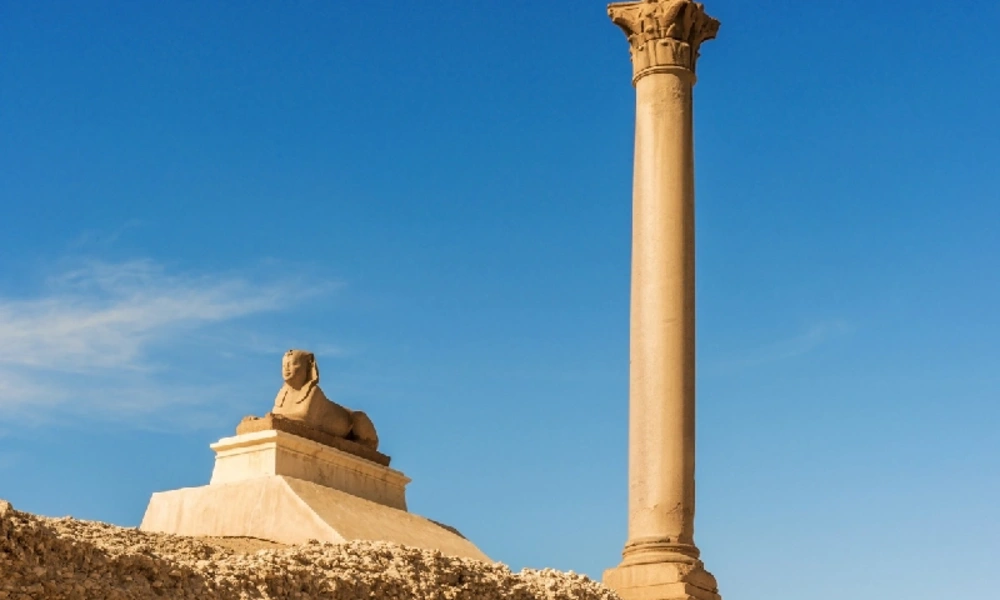 Pompeius-Säule und Sphinx von Alexandria unter blauem Himmel