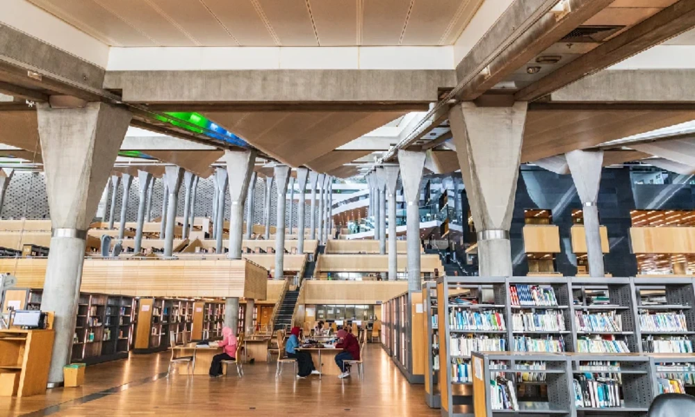 Mehrstöckige moderne Bibliothek mit Bücherregalen und Lesenden