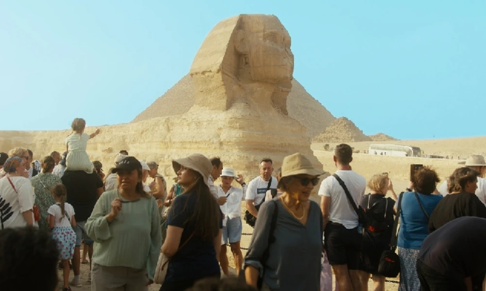 Besucher vor der Großen Sphinx von Gizeh in Kairo