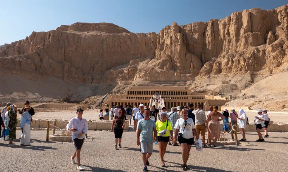 Besucher vor dem Terrassentempel der Hatschepsut in Theben-West