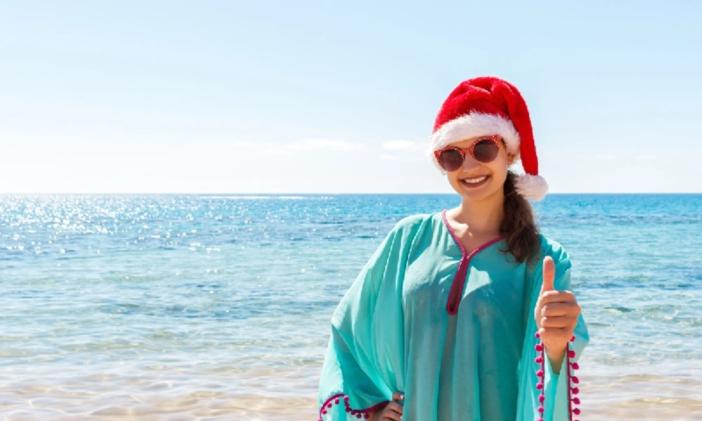 Reisende mit Weihnachtsmütze am Roten Meer in Ägypten