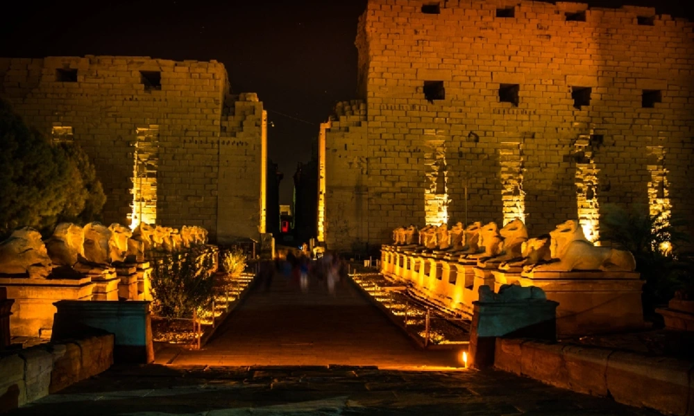Beleuchtete Sphingenallee am Eingang des Karnak-Tempels bei Nacht