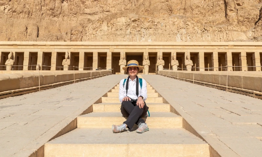 Besucherin auf der Treppe zum Terrassentempel der Hatschepsut