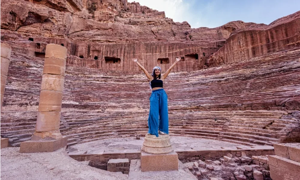 Reisende im Theater von Petra in Jordanien – Ägypten Kombinationsreise mit Jordanien