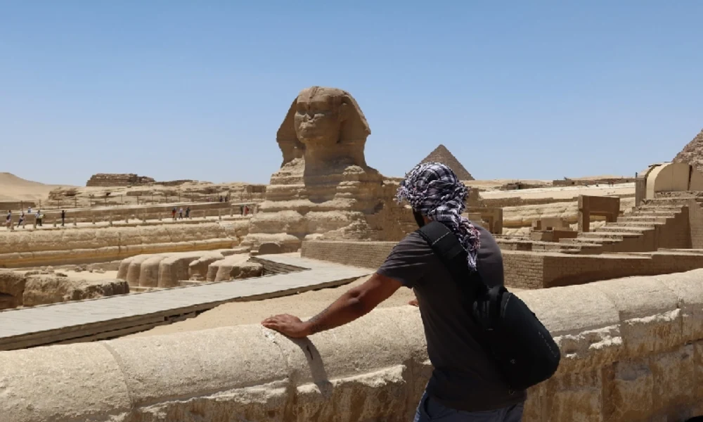 Große Sphinx von Gizeh vor der Chephren-Pyramide in Kairo