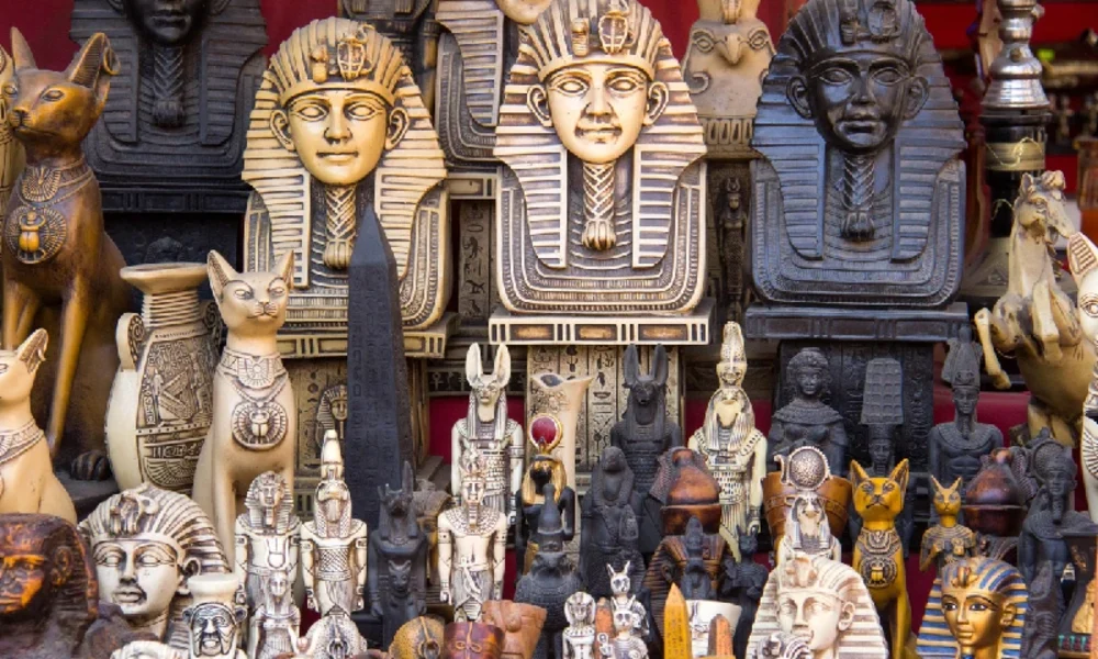 Souvenirstand mit Pharaonenfiguren und Katzenstatuen auf einem ägyptischen Basar